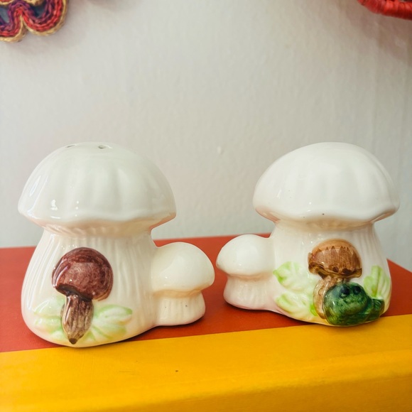 Vintage Mushroom & Frog Double Sided Salt & Pepper Shakers - Picture 4 of 4